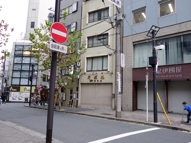 ロータリー向かいの通りに出たら左に曲がってまっすぐ進みます。