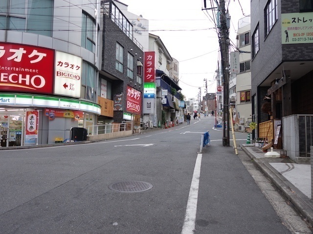 カラオケ屋を左に見てまっすぐ進みます。