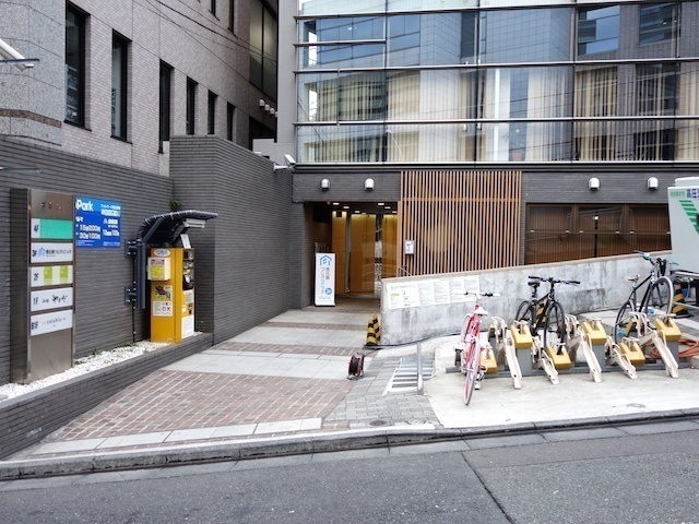 左手に福隆ビルが見え、奥にクリニックの看板が出ています。