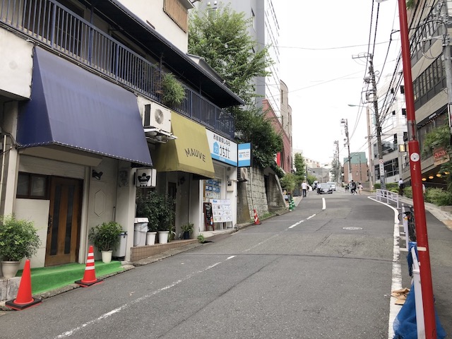 そのまま坂を道なりに80mほど進みます。